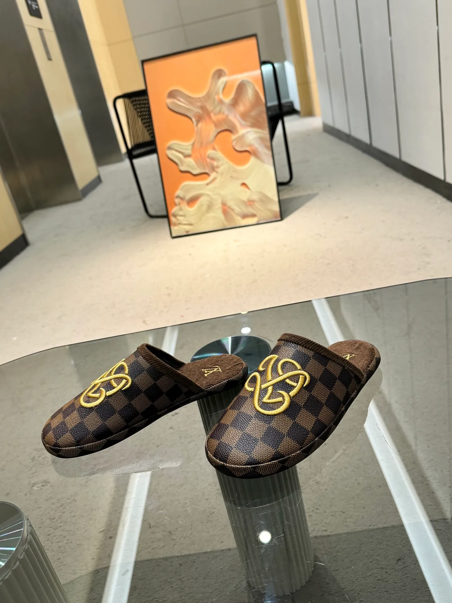 👟👟Ex-factory price 320👟👟 The 2024 couple’s counter features the latest hard goods of LV and Loewe co-branded slippers🆕 ✿Purchase level! Full of high-end feel! A popular model among bloggers at home and abroad, it’s retro and fashionable and looks amazing on your feet! Official website main recommendation code number 35-46